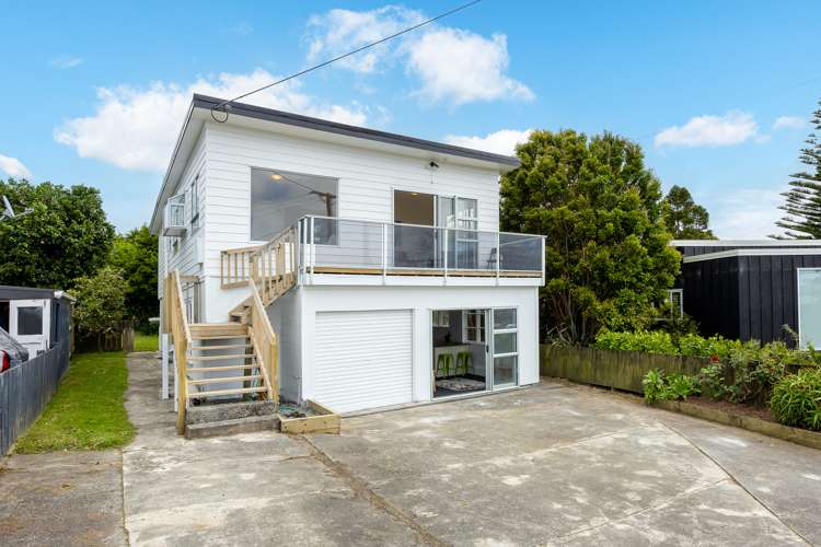 9 Piccadilly Circus Snells Beach_10