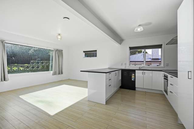 6 Hillside Crescent Westown_1