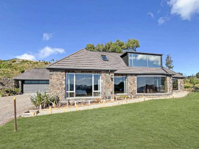 CASHMERE/ PORT HILLS - FOUR BEDROOM FAMILY HOME WITH STUNNING RURAL VIEWS