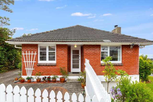 Brick Beauty with Harbour Views!