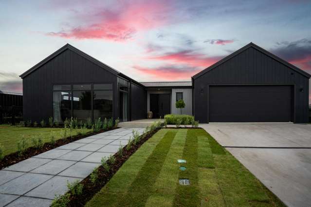 Distinctive ex-show home