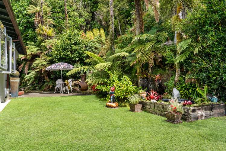 854 West Coast Road Waiatarua_21