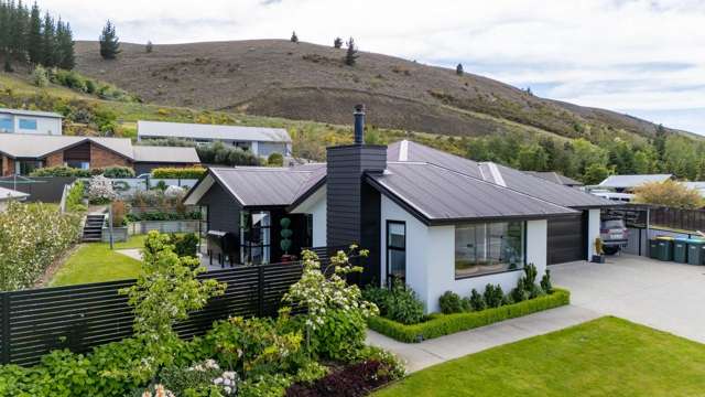 MODERN FAMILY LIVING WITH MOUNTAIN VIEWS