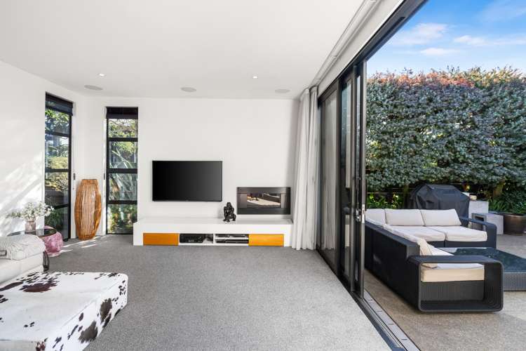 25 Main Road Redcliffs_16