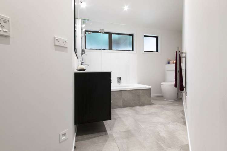 33 Landing Road Titirangi_11