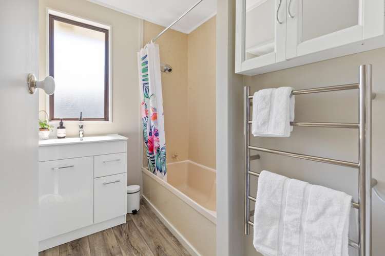 64 Aldinga Avenue Stoke_13