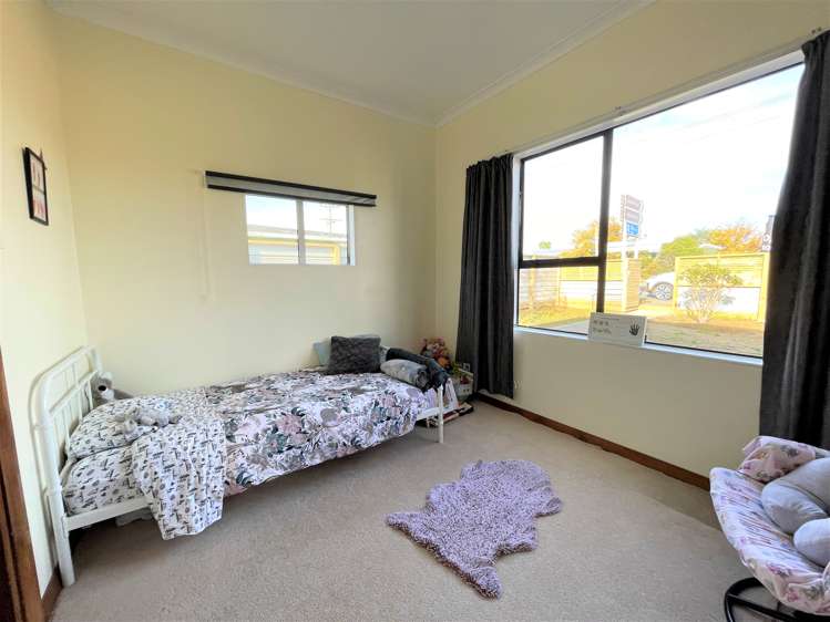 33 Main Road Owaka_14