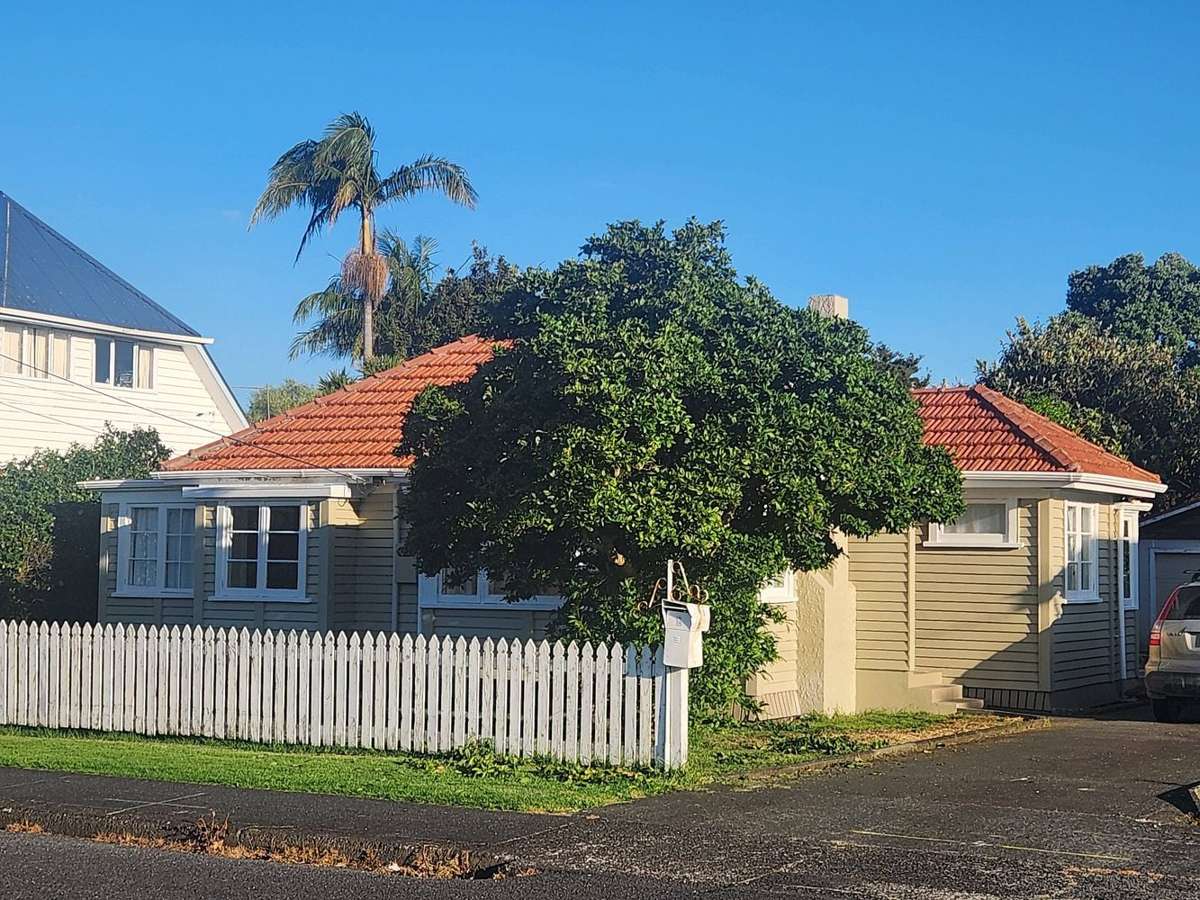 Freshly renovated leafy sun trap 3