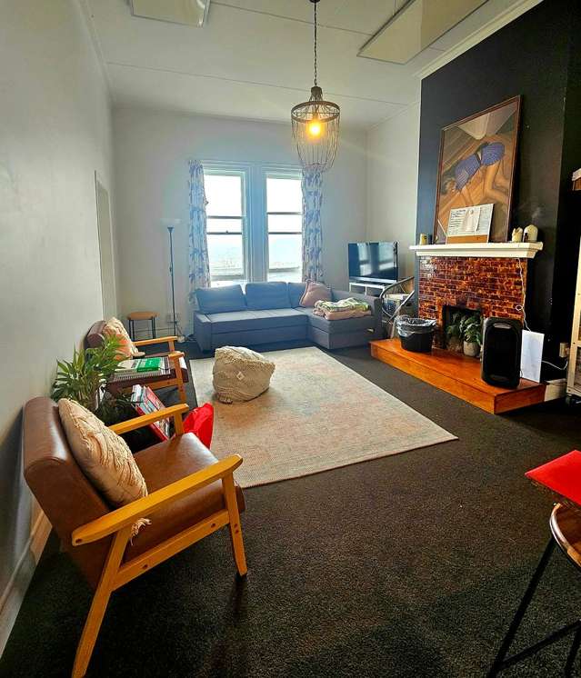 5 bedrooms 2 bathroom in city Thorndon - backyard