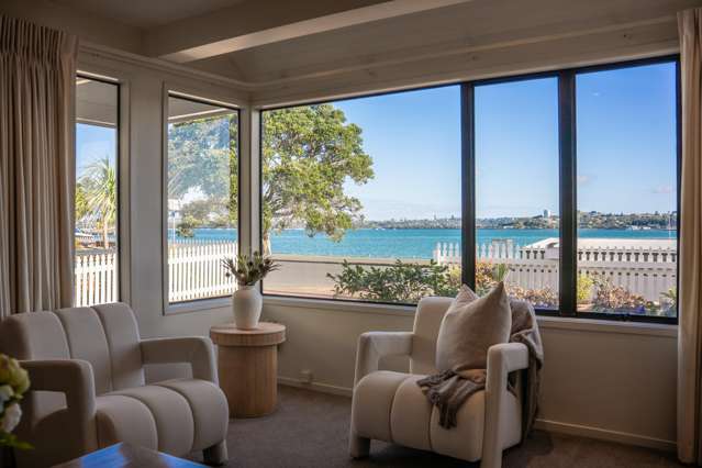 FRONT ROW TO THE HARBOUR. WATERFRONT LIVING.