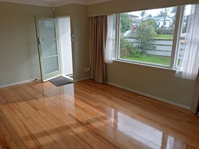 ***Tidy 3 Bedroom, 2 Bathroom Home with Yard in Mount Wellington***