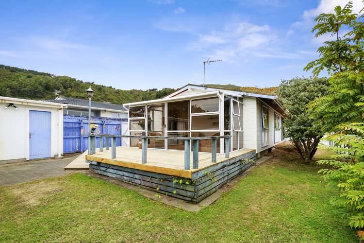 12 Helvetia Grove Naenae_16