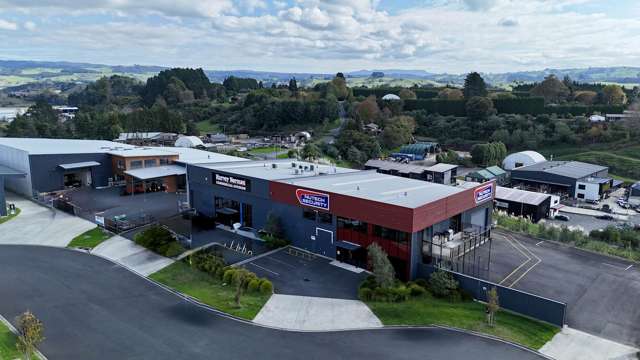 Large warehouse / showroom / offices in Tauriko