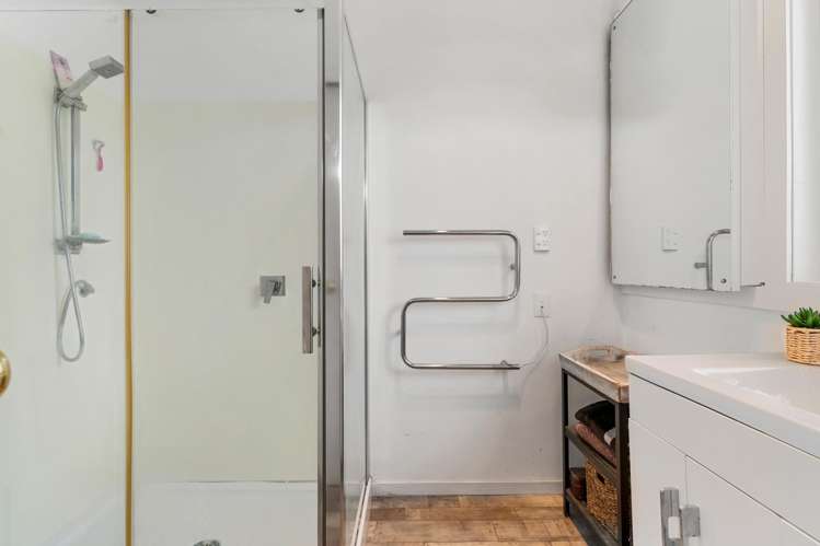 21 Lawrence Cresent Hill Park_11