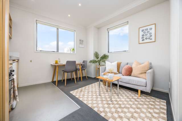 Sunny Corner Charm, Furnished & Warm