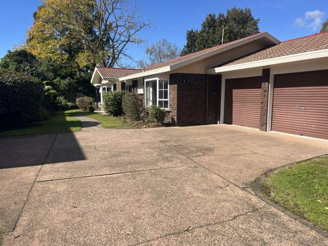 Spacious Family Retreat in Peaceful Parkside Cul-de-Sac