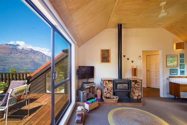 18a Arawata Terrace Fernhill/Sunshine Bay_11