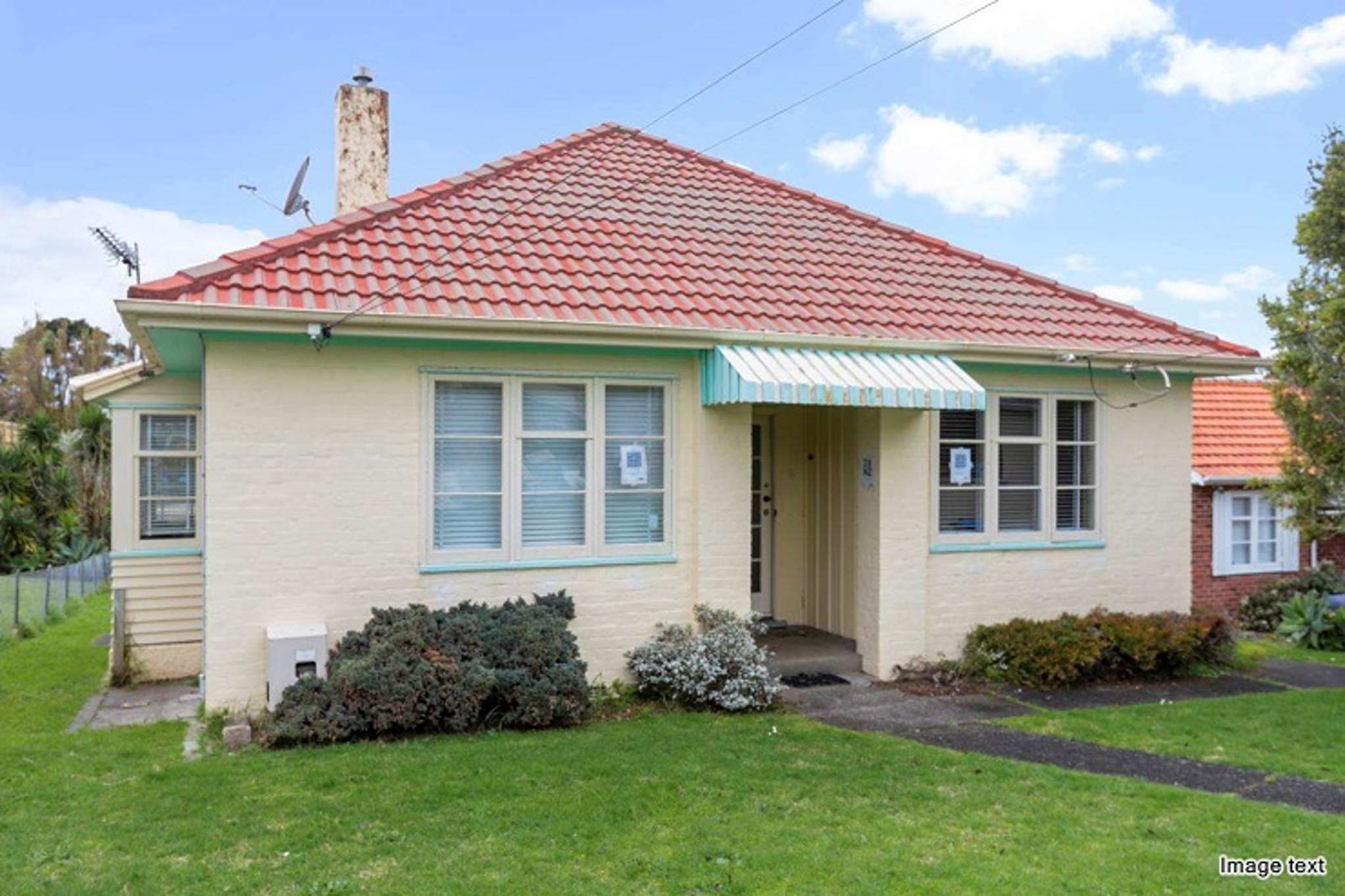 'Three of the bidders hadn't even seen it': Ex-state house scores $2.412m at auction