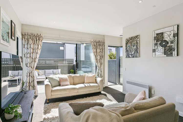 16/6 Oswald Crescent Paparangi_5