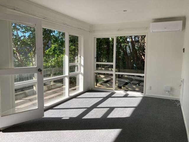 Sunny and cosy Karori 1 bedroom Flat