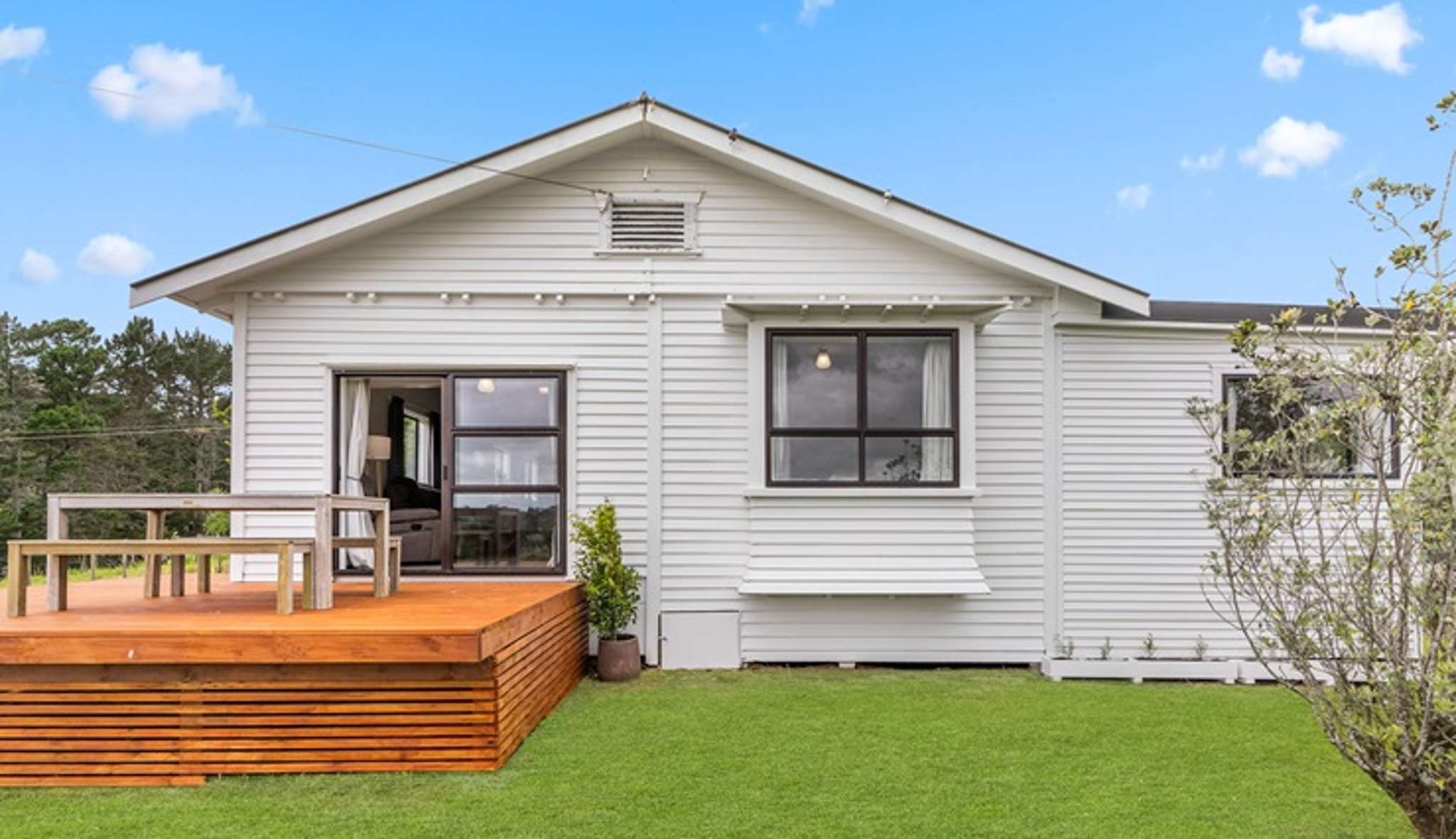 Couple’s all-night celebrations wake up the neighbours after house sells for $300K above CV