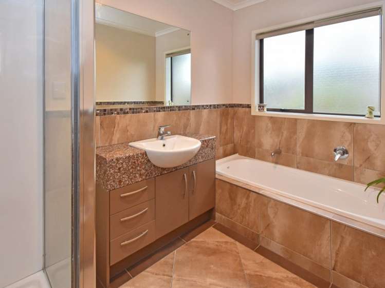 24 Salford Crescent Flat Bush_10