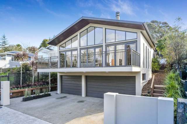 Spacious and Luxurious 6-Bedroom Home with 4 B...