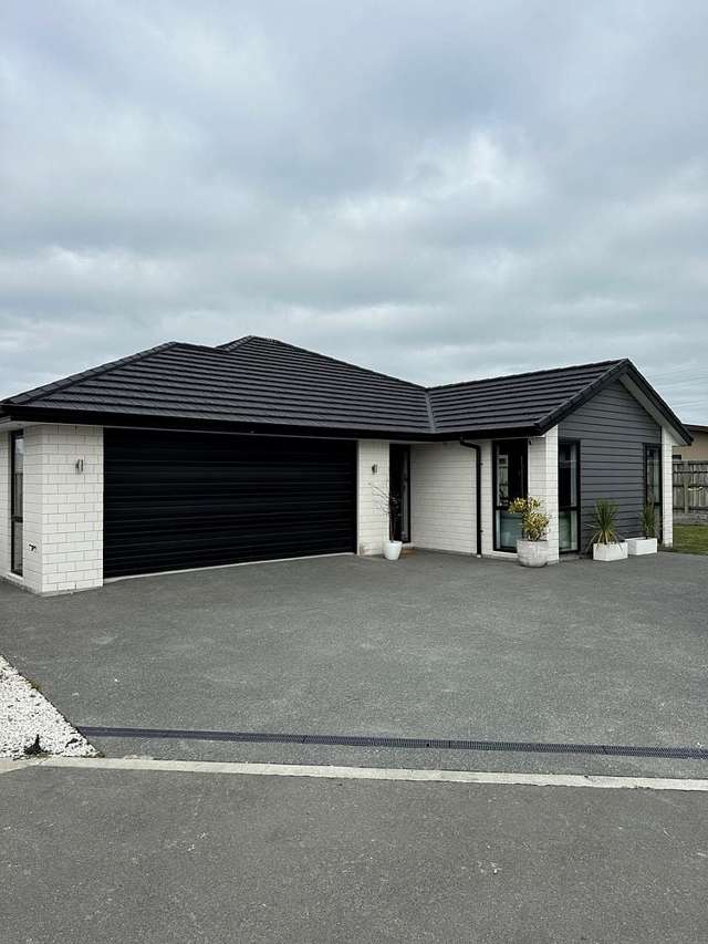 **Spacious Easy-Care Family Home**