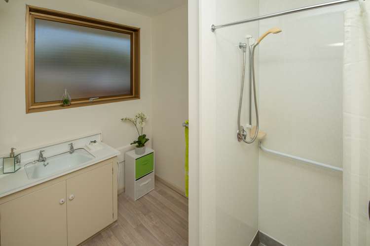 2/4 Quinton Place Bishopdale_13