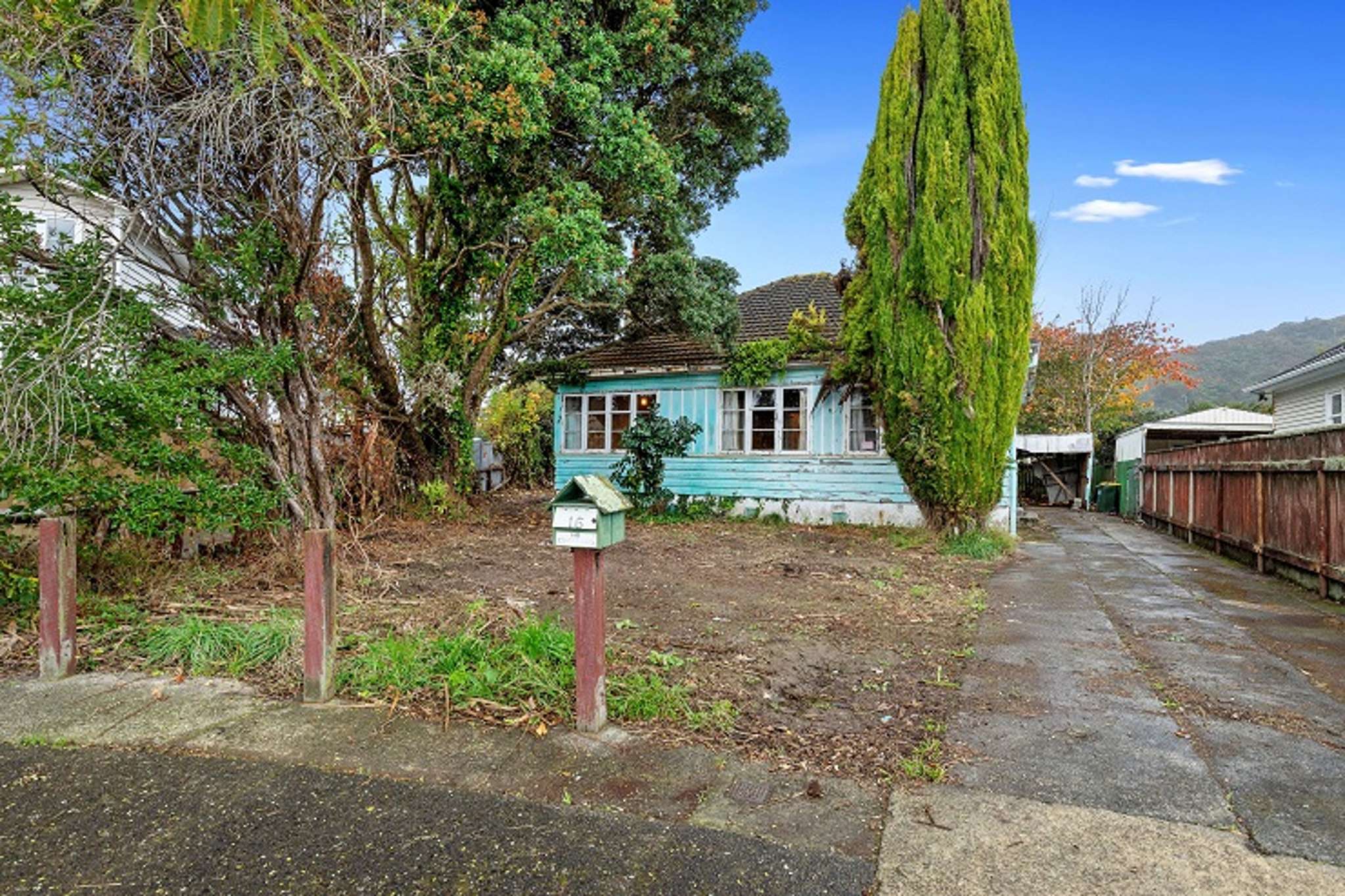 Auction fights are on again: Bargain hunters in bidding wars for run-down homes