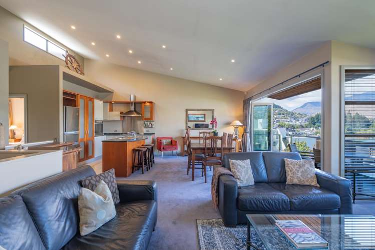 2/10 Lake Street Queenstown_15