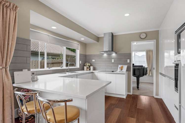 8 Headcorn Place Botany Downs_10