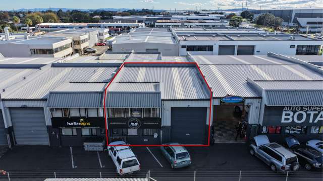 Efficient industrial with roller door access