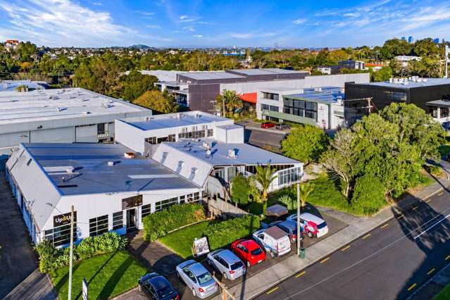 Road front in Northcote