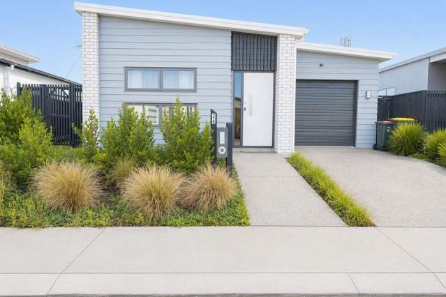 Near New Three Bedroom Family Home - Greenhill Chartwell Location