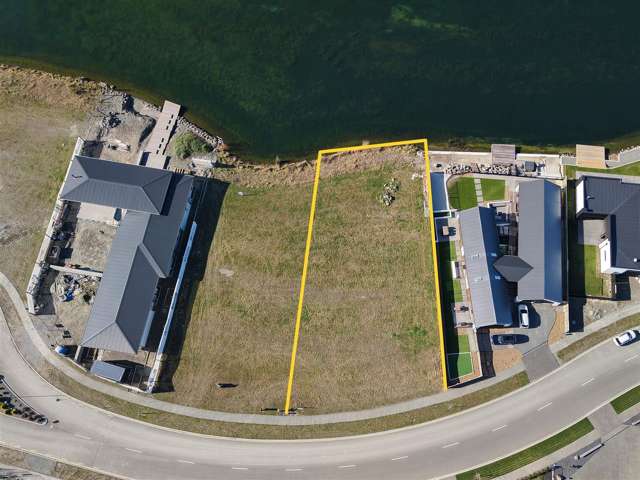 Sun-Drenched 1,331m² Waterfront Section