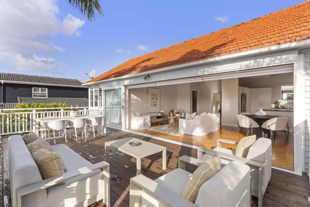 SINGLE LEVEL LIVING WITH SUPERB VIEWS