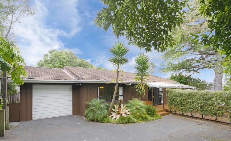 2/15 Castaing Crescent Te Atatu South_0