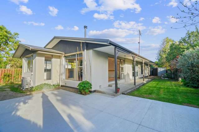 Walk To Town! - Family Home With A Rumpus Room!