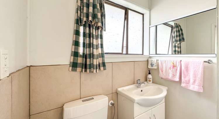 6c Washington Square Paeroa_10