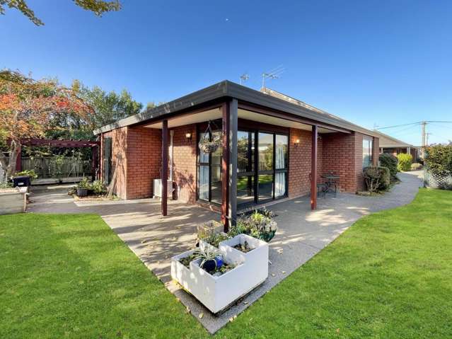 ST ALBANS- THREE BEDROOMS, HEAT PUMP, DOUBLE GARAGE