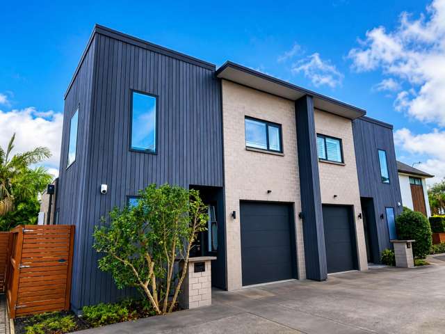 A Peninsula Gem with Lift in Macleans Zone