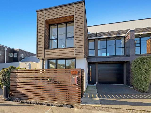 MERIVALE - FOUR BEDROOM TOWNHOUSE, THREE BATHROOMS, SINGLE GARAGE