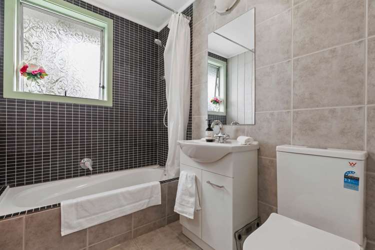 26 Parakai Avenue Parakai_17