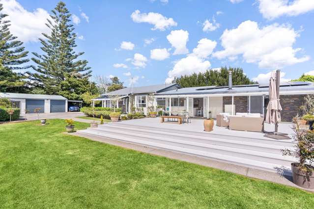 DELUXE LIVING – NORTH FACING DECKS –GARDEN SETTING