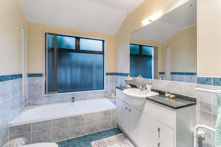 2 Gunner Drive Te Atatu Peninsula_12