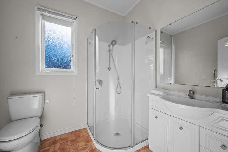10 Joan Street Point Chevalier_17