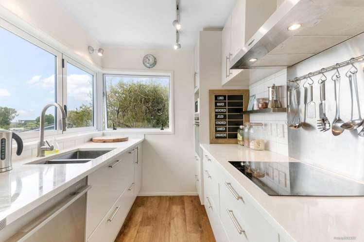 2/1 Eastcliffe Road Castor Bay_10