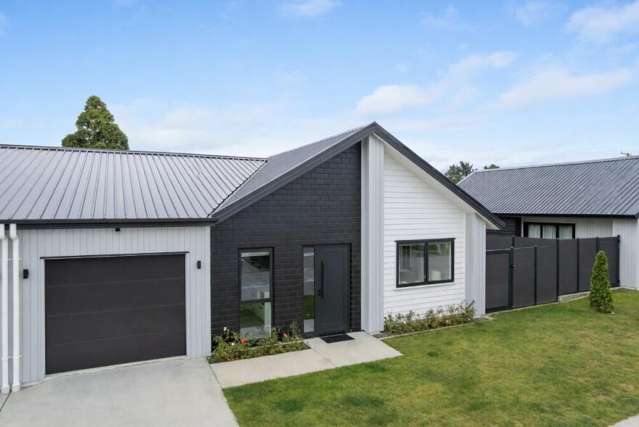 Sun-Filled Living in a Peaceful Setting