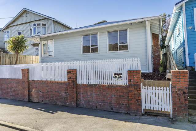 SUNNY 4-5 BED NEWTOWN GEM